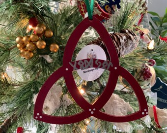 Adorno de estilo vikingo con la palabra "GOD JUL" en escritura rúnica