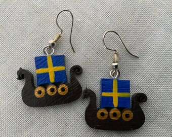 Pendientes de barco vikingo con detalle de bandera sueca