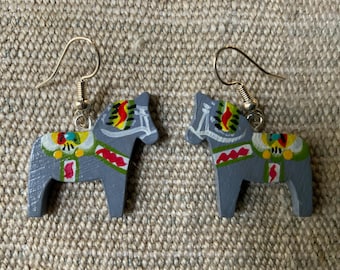 Pendientes de caballo de Dala - gris plateado