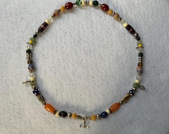 Collar de cuentas estilo vikingo con colgante de martillo de Thor