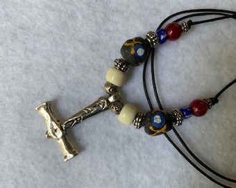 Collar de cuentas de vidrio estilo vikingo con colgante de martillo de Thor