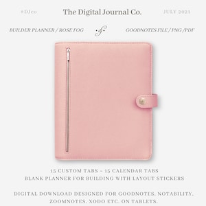 Puede incluir: Un planificador digital rosa con cierre de cremallera y un botón dorado. El planificador tiene 15 pestañas personalizadas y 15 pestañas de calendario. Está diseñado para Goodnotes, Notability, Zoomnotes, Xodo y otras aplicaciones de toma de notas en tabletas. El texto "#DJco The Digital Journal Co. JULY 2021 BUILDER PLANNER/ROSE FOG GOODNOTES FILE/PNG/PDF" está impreso en la parte superior de la imagen.