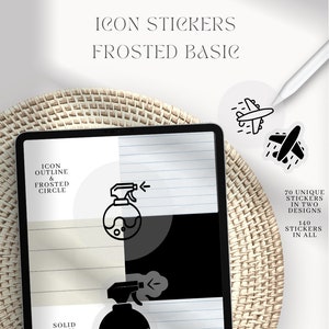 Puede incluir: Una pantalla de planificador digital que muestra dos diseños de iconos de botellas de spray. Los iconos son en blanco y negro y tienen un efecto de círculo helado. El texto en la pantalla dice "Icon Outline & Frosted Circle" y "Solid Icon & Frosted Border". El texto en la pantalla también dice "70 pegatinas únicas en dos diseños" y "140 pegatinas en total".