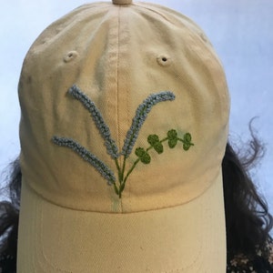 Yellow baseball cap with embroidered light blue lavender