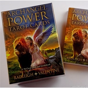 Cartes de tarot Archange Power par Radleigh Valentine. (maison à foin)