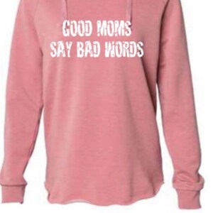 Op de afbeelding: Een roze hoodie met de tekst "Good Moms Say Bad Words" in wit.