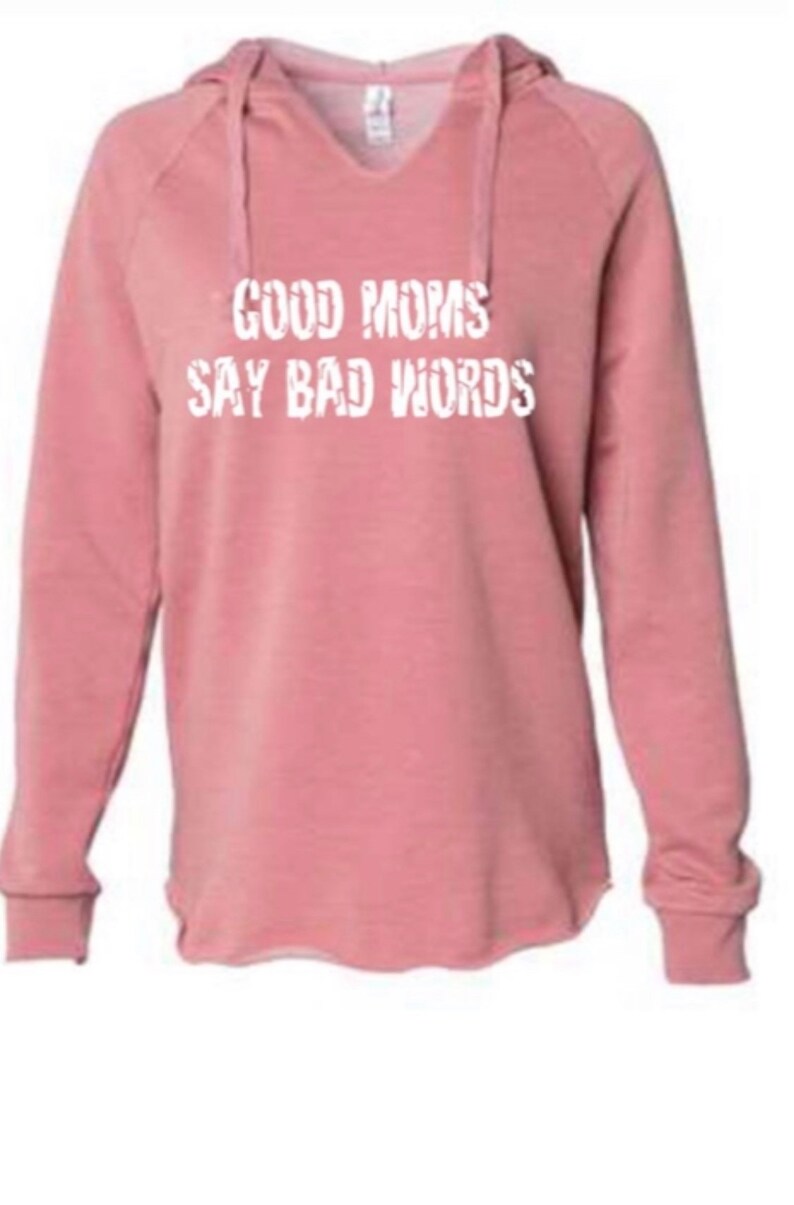 Op de afbeelding: Een roze hoodie met de tekst "Good Moms Say Bad Words" in wit.
