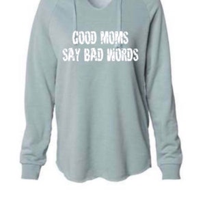 Op de afbeelding: Een lichtblauw hoodie met de tekst "GOOD MOMS SAY BAD WORDS" in wit gedrukt.