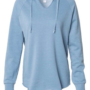 Op de afbeelding: Een lichtblauw hoodie met een v-hals en lange mouwen. De hoodie heeft een relaxed fit en een licht gebogen zoom.