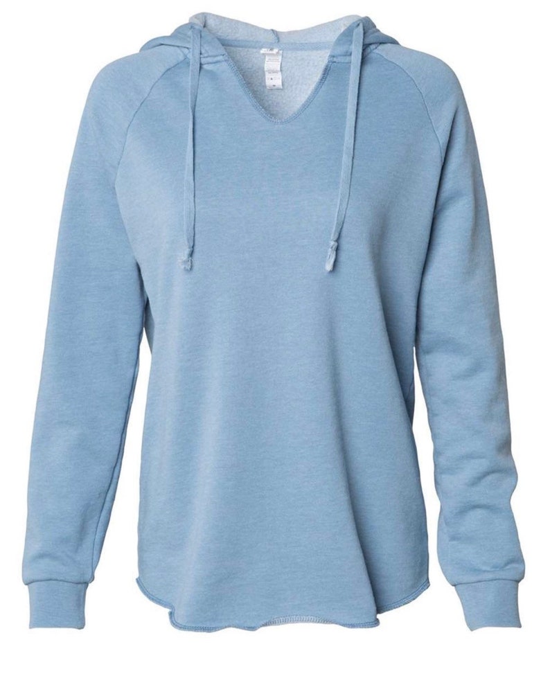 Op de afbeelding: Een lichtblauw hoodie met een v-hals en lange mouwen. De hoodie heeft een relaxed fit en een licht gebogen zoom.