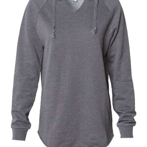 Op de afbeelding: Een grijs gem&ecirc;leerd hoodie met een V-hals en een ontspannen pasvorm.