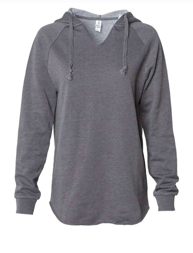 Op de afbeelding: Een grijs gem&ecirc;leerd hoodie met een V-hals en een ontspannen pasvorm.