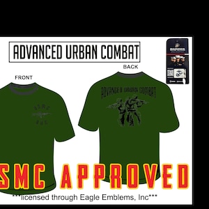 Peut inclure: Un t-shirt vert avec un graphique noir et blanc d'un soldat au dos. Le devant du t-shirt a un logo noir et blanc avec le texte "USMC AUC". Le texte "USMC APPROVED" est imprimé en rouge et jaune en bas de l'image. Le texte "***licensed through Eagle Emblems, Inc***" est imprimé sous le texte "USMC APPROVED".