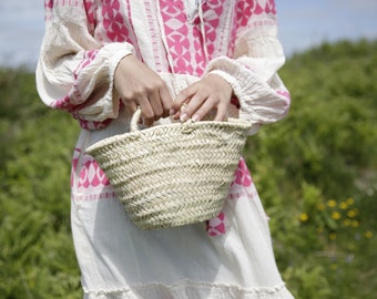 Pretty flower girl straw baskets, mini basket, bridesmaids basket for weddings