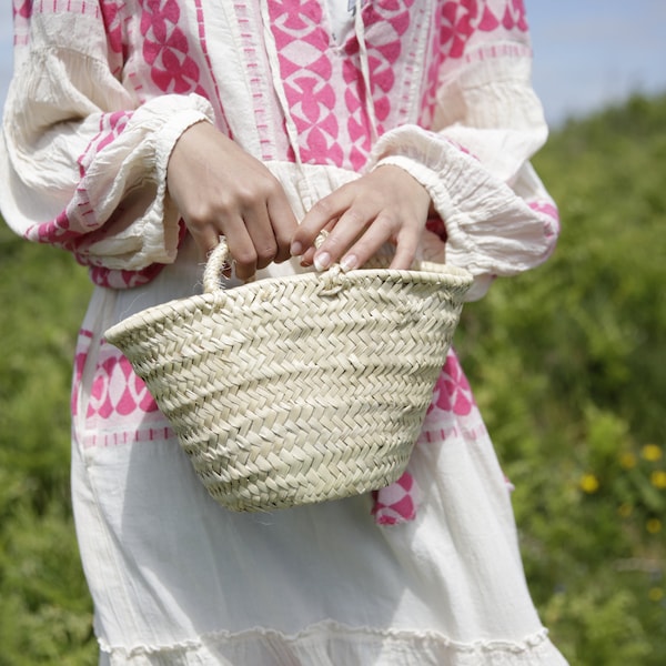 Pretty flower girl straw baskets, mini basket, bridesmaids basket for weddings