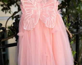 Robe ailes de fée pour fille. Belle robe en tulle rose pastel avec des ailes de papillon dans le dos, robe de soirée, robe de demoiselle d'honneur, robe de demoiselle d'honneur