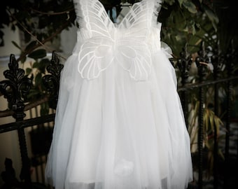Vestido de tul blanco con forro suave y alas de mariposa para bebés y niñas.