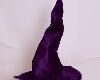 Sombrero de bruja morado de terciopelo, peculiar y deforme, disponible en negro, morado y verde. Accesorio de bruja.