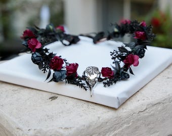Zilveren raafschedel elfenkroon met bordeauxrode en zwarte rozen, elfentiara, zwarte feeënkroon, Vikingschedeltiara, elfenring.