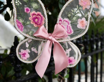 Alas de hada rosa para bebé. Tela de tul con diseño floral rosa bordado a mano. Ideal para sesiones de fotos de cumpleaños y para romper tartas.