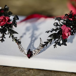 Black Leaf and Red Rose Crescent elven circlet. Elven Crown, fairy tiara, elven tiara, forehead tiara, black fairy crown, woodland party