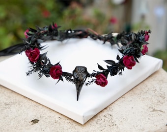 Couronne elfique noire avec crâne de corbeau avec roses bordeaux et noires, diadème elfique, couronne de fée noire, diadème crâne de corbeau, diadème elfique, crâne viking.