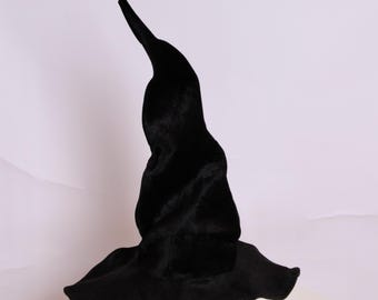 Sombrero de bruja de terciopelo peculiar y torcido, disponible en negro, morado y verde. Accesorio de Halloween.