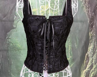Gorset overbust. Czarny gorset z haftowanymi kwiatami w stylu vintage – usztywniany fiszbinami, kwadratowy dekolt, sznurowany przód i tył.
