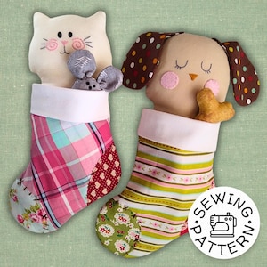 Op de afbeelding: Twee handgemaakte kerstsokken met een kat en een hond die uit de bovenkant kijken. De kattensok is roze en wit geruit met een bloemenpatch en een grijze muis die eruit kijkt. De hondensok is groen en wit gestreept met een groene bloemenpatch en een bruin bot dat eruit kijkt. De sokken zijn gelabeld met "Naai Patroon".