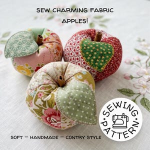 Può includere: Tre mele di stoffa fatte a mano con foglie e steli di cannella. Le mele sono realizzate in tessuto patchwork con vari motivi floreali e colori. Il testo recita "SEW CHARMING FABRIC APPLES!" e "SOFT - HANDMADE - CONTRY STYLE". È visibile anche un logo di modello di cucito.