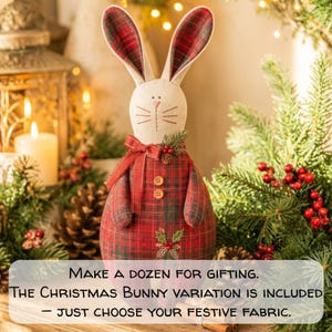 Op de afbeelding: Een decoratief kerstkonijn met een rood en groen geruit lichaam en oren. Het konijn heeft een crèmekleurig gezicht met gestikte details en een rode strik. De tekst op de afbeelding luidt: "MAKE A DOZEN FOR GIFTING. THE CHRISTMAS BUNNY VARIATION IS INCLUDED - JUST CHOOSE YOUR FESTIVE FABRIC."