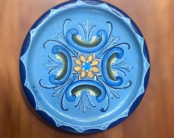 Vintage Norwegian Rosemaling Plate – Hand Painted Blue Floral Folk Art, Signed Betty C