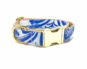 Könnte beinhalten: Ein blaues und weißes Hundehalsband mit Muster und einer goldenen Metallschnalle. Das Halsband ist aus strapazierfähigem Stoff gefertigt und für kleine bis mittelgroße Hunde geeignet.