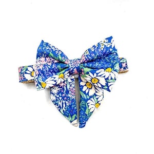 Blue Flower Meadow Dog Bow, Verwijderbare Bow voor Dog Collar, Dog Accessoire, Flower Sailor Bow, Lente/Zomer Hond, Dog Wedding, Blue Dog Bow
