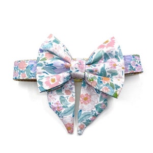 Paarse bloemenhondboog, verwijderbare boog voor halsband, hondaccessoire, bloemenprint Sailor Bow, Spring Dog bow, Dog Wedding, Summer flower bow