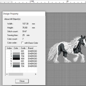 Könnte beinhalten: Ein schwarz-weißes Pferd mit einer langen weißen Mähne und einem weißen Schweif ist in einem digitalen Stickdesign dargestellt. Das Design ist 107,30 mm breit und 76,80 mm hoch. Es hat 9147 Stiche und dauert 25 Minuten zum Sticken. Das Design verwendet 7 Farben, darunter Schwarz, Weiß und Grau.