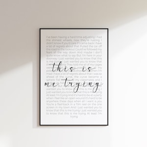 Könnte beinhalten: Schwarz-weißes druckbares Wandbild mit einem Zitat über die Anpassung an Veränderungen im Leben. Das Zitat lautet: "Ich habe es schwer, mich anzupassen. Ich hatte die glänzendsten Räder, jetzt rosten sie. Ich wusste nicht, ob es dir etwas ausmachen würde, wenn ich zurückkäme. Ich habe viele Bedauern darüber. Ich habe das Auto am Aussichtspunkt abgestellt. Ich hätte meinen Ängsten bis nach unten folgen können. Und vielleicht weiß ich nicht genau, was ich sagen soll. Aber ich bin hier in deiner Tür. Ich wollte dich nur wissen lassen, dass ich es versuche. Ich wollte dich nur wissen lassen, dass ich es versuche."