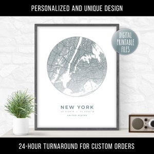 Puede incluir: Un mapa imprimible de la ciudad de Nueva York en un esquema de color gris y blanco. El mapa está en un círculo y tiene un efecto desvanecido. El texto "NEW YORK" está debajo del mapa, junto con las coordenadas y "ESTADOS UNIDOS". El texto "ARCHIVOS DIGITALES IMPRIMIBLES" está en un círculo en la esquina superior derecha de la imagen.