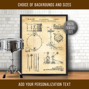 Könnte beinhalten: Ein gerahmter Vintage-Druck eines Percussion-Musikinstrumenten-Patents. Der Druck zeigt detaillierte Diagramme von Trommeln und zugehörigen Komponenten. Eine glänzende silberne Snare-Drum auf einem Ständer befindet sich im Vordergrund. Der Text oben lautet "CHOICE OF BACKROUNDS AND SIZES".