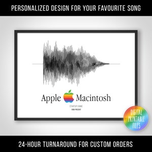 Könnte beinhalten: Ein digitaler, druckbarer Kunstdruck mit einer schwarz-weißen Klangwellengrafik des Apple Macintosh-Startgeräuschs. Der Text "Apple Macintosh" befindet sich unterhalb der Klangwellengrafik, zusammen mit dem Text "Startup Chime 1998-Present".