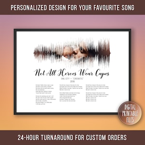 Puede incluir: Una impresión de arte digital imprimible que presenta un gráfico de ondas sonoras en blanco y negro con una foto de un padre y un hijo. El texto "Not All Heroes Wear Capes" está escrito en una fuente estilizada. Las letras de la canción "Cinematic" de Owl City se imprimen debajo del gráfico.