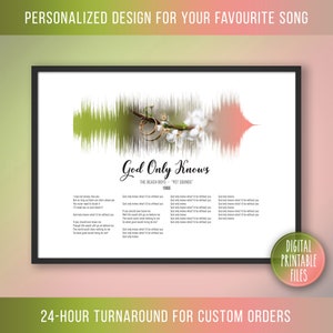 Può includere: Un file digitale stampabile con un design a onde sonore verde e rosa con il testo della canzone "God Only Knows" dei Beach Boys. Il testo è stampato in nero su sfondo bianco. Il design dell'onda sonora è circondato da fiori bianchi e due anelli dorati.