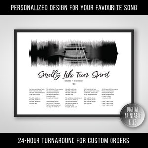 Puede incluir: Una impresión digital en blanco y negro de una forma de onda de canción con el título de la canción "Smells Like Teen Spirit" y el nombre de la banda "Nirvana" impresos debajo. La letra de la canción está impresa debajo del título. El texto "Archivos digitales imprimibles" está impreso en la esquina inferior derecha. El texto "Atención personalizada en 24 horas" está impreso en la parte inferior de la imagen.