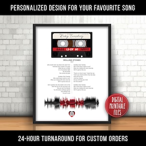 Op de afbeelding: Een digitaal printbaar bestand van een vintage cassetteband met het nummer "Ruby Tuesday" van de Rolling Stones. De cassetteband is rood en zwart met de titel van het nummer en de naam van de band erop gedrukt. De songteksten zijn onder de cassetteband gedrukt.