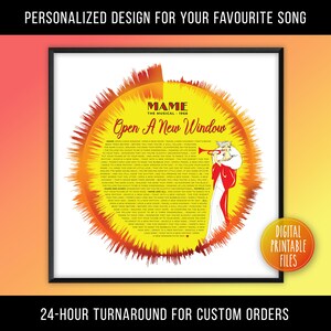 Peut inclure: Un fichier numérique imprimable représentant un design circulaire jaune et rouge avec le texte "MAME THE MUSICAL - 1966 Open A New Window" et des paroles de la comédie musicale. Le design est entouré d'un cadre noir.