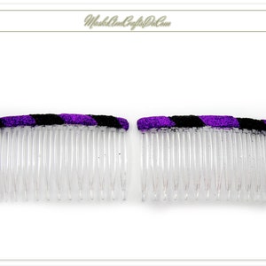 Pode incluir: Dois pentes de plástico transparente para cabelo com tecido listrado roxo e preto cobrindo a parte superior de cada pente.