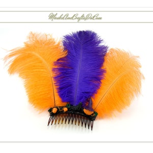 Puede incluir: Un peine para el cabello de plumas naranja y morado con una base negra y detalles verdes. El peine tiene un tema de Halloween.