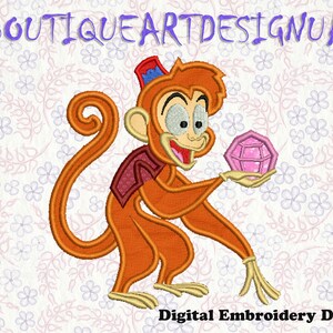 Peut inclure: Un singe de dessin animé portant un fez rouge et un gilet rouge et or tient un joyau rose. Le singe est orange et a une longue queue. L'arrière-plan est un motif floral blanc.