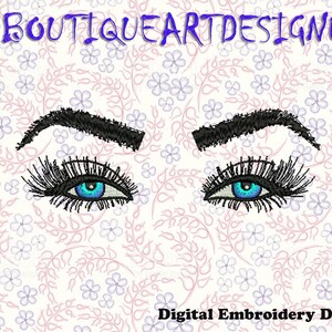 Puede incluir: Diseño bordado de dos ojos azules con pestañas y cejas negras. El diseño está sobre un fondo blanco con un patrón floral.