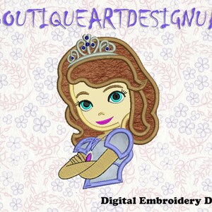 Op de afbeelding: Borduurontwerp van een cartoonprinses met bruin haar, die een paarse jurk en een zilveren kroon draagt. Het ontwerp is op een witte achtergrond met een bloemenpatroon.